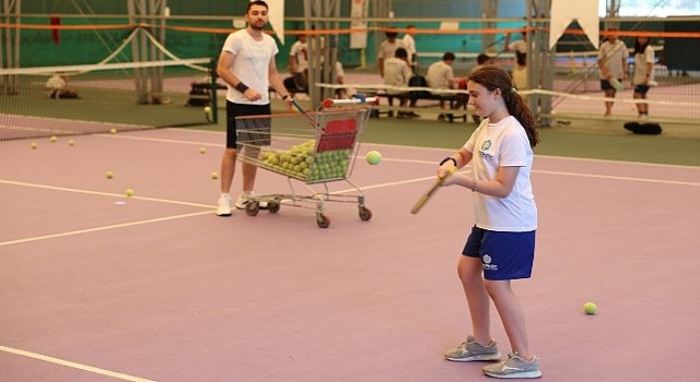 Bakırköy Belediyesinin 8-14 yaş arası çocuklara sunduğu Yaz Spor Okullarında eğitimler devam ediyor