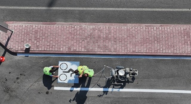 Büyükşehir, Bisiklet Şehri Konyada Bisiklet Yollarına Bakım ve Boya Çalışması Yapıyor