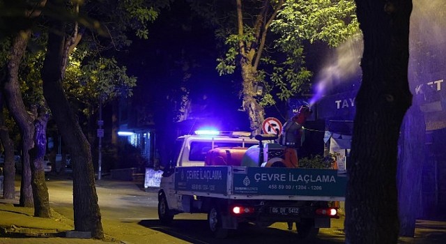 Çankaya Belediyesi, hava sıcaklıklarının devam ettiği yaz aylarında ilçedeki ilaçlama çalışmalarını sürdürüyor