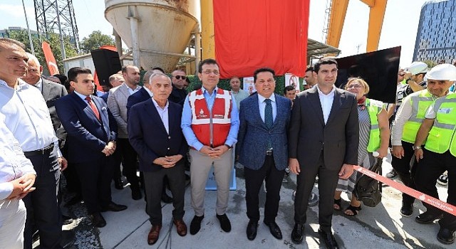 İBB Başkanı Ekrem İmamoğlu, Mahmutbey-Bahçeşehir-Esenyurt Metro Hattında çalışan emekçilerle bir araya gelerek, TBM cihazının ilerlemesine tanıklık etti