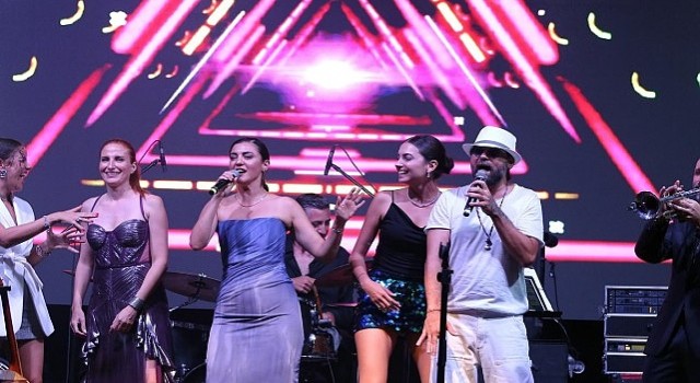 İzmir;in ünlü solistleri çim konserlerinde buluştu