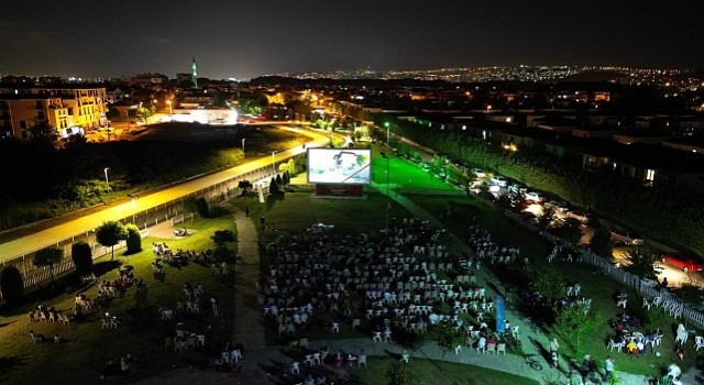 Kartepe Belediyesi açık hava sinemasında bu hafta sonu gösterilen “Can Dostlar” filmi büyük ilgi gördü