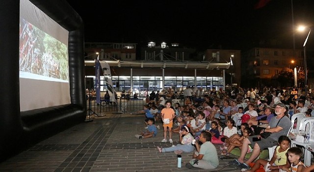 Küçükçekmece de Açık Hava Sinema Günlerine Yoğun İlgi