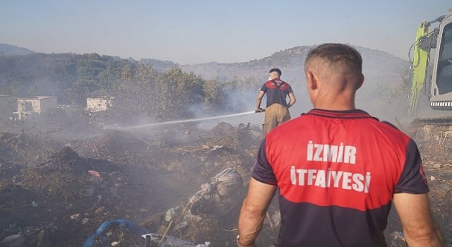 Urlada çıkan yangına müdahale sürüyor