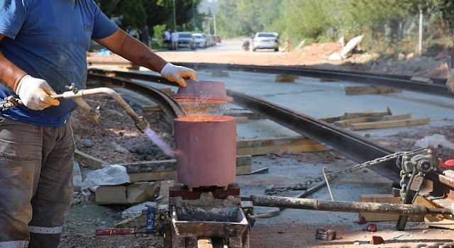 Alikahya Tramvay Hattı nda raylar döşeniyor