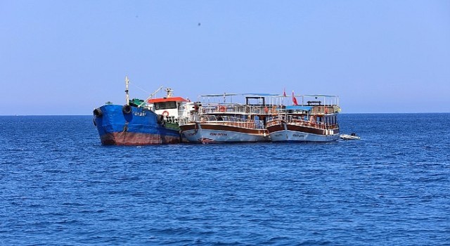 Antalya Büyükşehir Belediyesinin atık alım gemisi Adrasan sularında