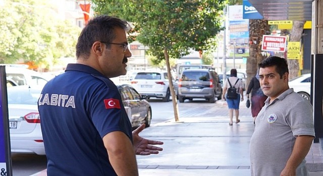 Kemalpaşa Belediyesi Zabıta ekipleri kaldırımları yayalaştırma çalışmalarını hızlandırdı