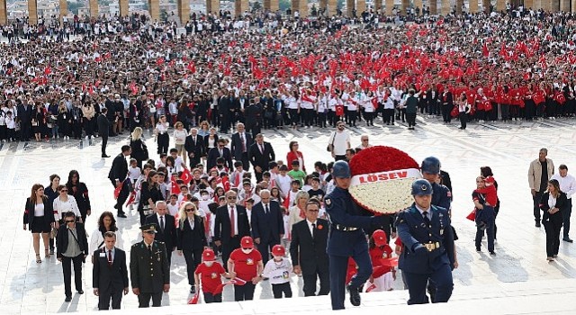 LÖSEV, her yıl olduğu gibi bu yıl da on binlerle birlikte Atamızın huzurunda, ANITKABİRde.