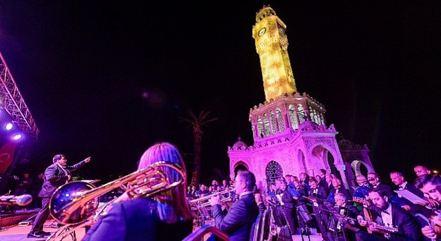 Atatürk Meydanı nda Cumhuriyet ruhuna yakışır konser