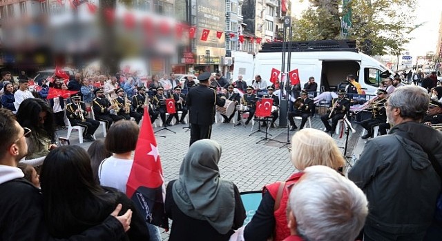 Cumhuriyet Bulvarı Atanın sevdiği şarkılarla çınladı