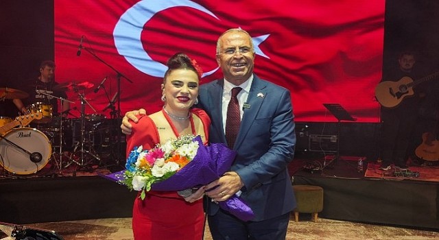 Gaziemirde Cumhuriyet coşkusu Ceylan Ertem ile yaşandı