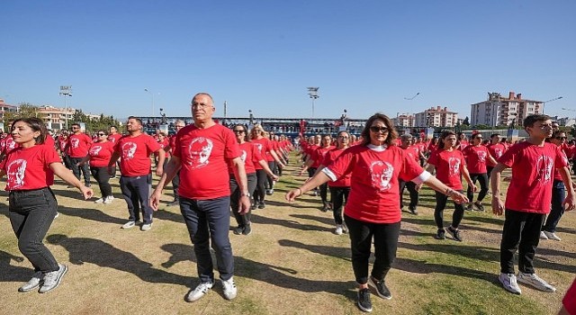 Gaziemire 750 kişi Cumhuriyet için harmandalı oynadı