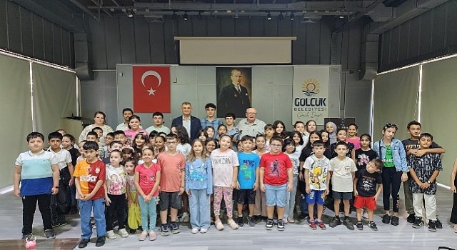 Gölcük Belediye Konservatuarı Çocuk Korosu, Şef Turan Yüksel eşliğinde yeni dönem eğitimlerine Sanat Galerinde başladı.