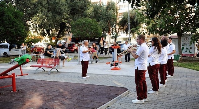 Karşıyaka Belediye Bandosundan coşku dolu sokak konserleri