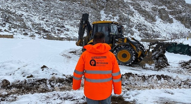 Antalya Büyükşehir Belediyesi Aksekide karda mahsur kalan 3 aileyi kurtardı