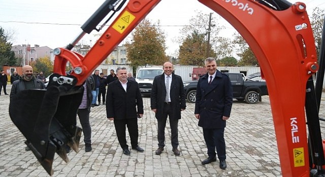 Gölcük Belediyesi, vatandaşlarına en iyi hizmeti sunabilmek amacıyla makine parkuruna 3 yeni iş makinesi ile güçlendirdi.