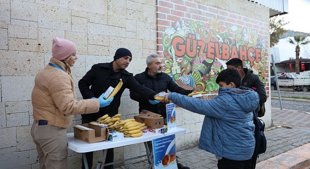 Güzelbahçe Belediyesi Okullara Süt ve Simiti Dağıtımını Büyütüyor