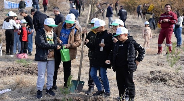 Kahramankazanda Milli Ağaçlandırma Günü kapsamında fidan dikme etkinliği gerçekleştirildi.