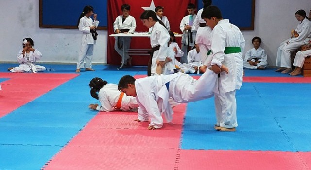 Kemer Belediye karate takımı kuşak atladı