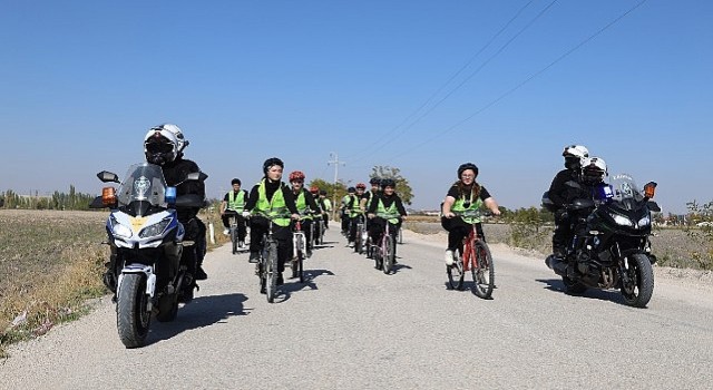 Lise Öğrencileri Doğal ve Tarihi Güzellikler Eşliğinde Pedal Çevirdi