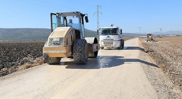 Menderes Belediyesi, İzmir Büyükşehir Belediyesi&#39;nin destekleri ile mahallelerde üretim yolları yapıyor.