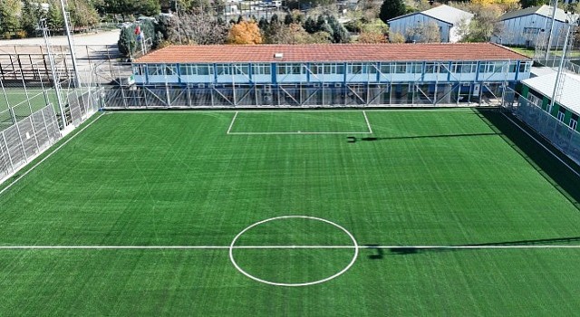 Vinsanda yeni futbol sahası gün sayıyor