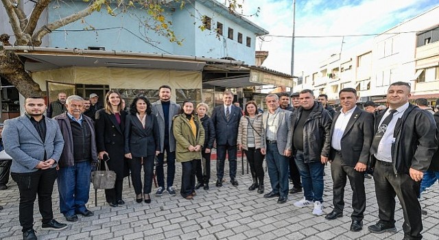 Başkan Tugay, Kınık;ta üreticilere fidan dağıttı “Çiftçimizin yanında olacağız”