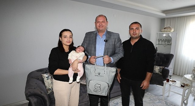 Bebeklere İlk Hediye Menderes Belediyesinden