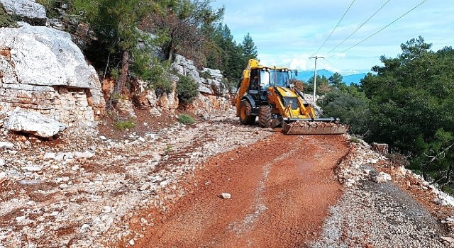 Finikede taş ve mıcırla kaplanan yol temizlendi