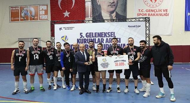 Kurumlararası Voleybol Turnuvasında Şampiyon Küçükçekmece İtfaiye