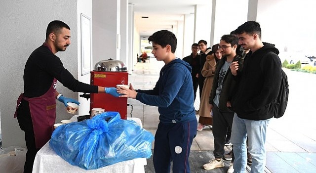 Osmangazi Belediyesi&#39;nden ders çalışan öğrencilere ücretsiz çorba ikramı