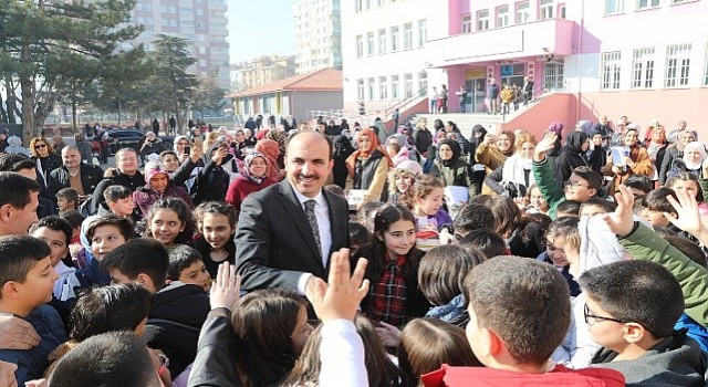 Başkan Altay Karne Alan Öğrencileri Tebrik Etti