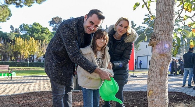 Başkan Tugay, yeni yılın ilk gününde Kültürparkta ağaç dikti Kültürparkın yeşil dokusu zenginleşiyor