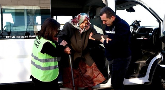 Bayraklı Belediyesi yaşlı destek hattı kurdu