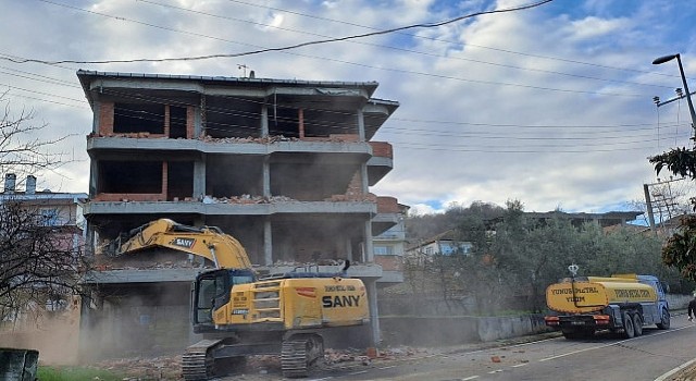 Gölcük Depreme Dayanaksız Binalardan Arındırılıyor