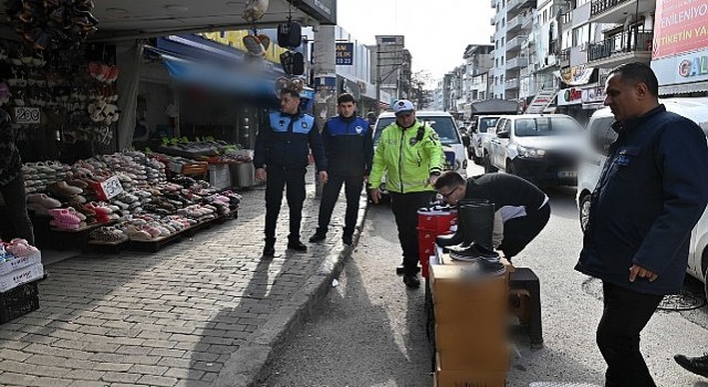 Karabağlar Belediyesinden kaldırım ve yol işgallerine karşı ikili denetim