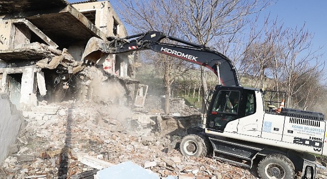 Konakın kent dokusu değişiyor: 9 ayda 92 metruk bina yıkıldı