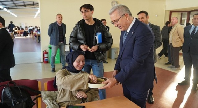 Rektör Prof. Dr. Budak, final sınavlarına hazırlanan öğrencilerle bir araya geldi