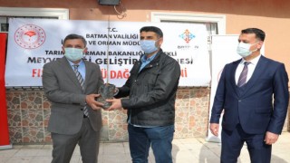 Batman’da çiftçilere fıstık çöğürleri dağıtıldı