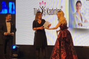 Dr. Hande Karagedik’e Türk İş Kadınları Dergisi’nden Plaket