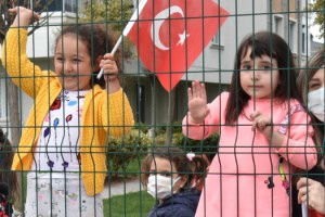 LÜLEBURGAZ'DA BAYRAM COŞKUSU BALKONLARA SIĞMADI!