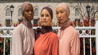 Modest modanın başkenti İstanbul’da online Modanisa rüzgârı ”Moda Şimdi!” e-defilesi 140 ülkeden 200 bini aşkın izleyiciye canlı yayında İstanbul ve moda şöleni yaşattı!