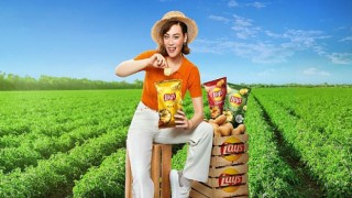 Demet Evgar Yeni Reklam Kampanyasında “Bizim Patates, Bizim Lay’s” Diyor