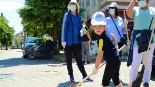 4 yaşındaki Eylül, boyundan büyük süpürgeyle sokakları süpürdü