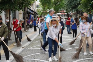 BELEDİYE BAŞKANI GERENLİ SÜPÜRGEYİ KAPTI, VATANDAŞLA SOKAKLARI SÜPÜRDÜ