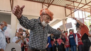 İzmir’in Orhanlı Köyünde Jeotermale Karşı Davullu Zurnalı Eylem Yapan Köylüler Toplantıyı Durdurdu