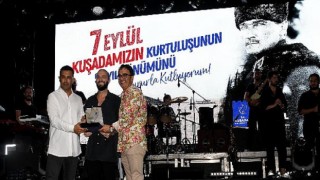 Kuşadası’nda Kurtuluş Günü kutlamalarına Berkay damga vurdu