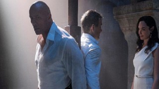 Netflix, Dwayne Johnson, Gal Gadot ve Ryan Reynolds’ın başrolünde yer aldığı Red Notice’in tanıtım fragmanını paylaştı