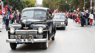 Kadıköy’de Klasik Otomobillerden Cumhuriyet Konvoyu