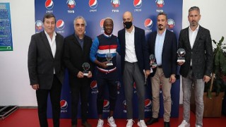 Futbolun efsaneleri İzmir’de Pepsi ‘Yıldız Futbolcu Seminerleri’nde genç futbolseverlerle buluştu